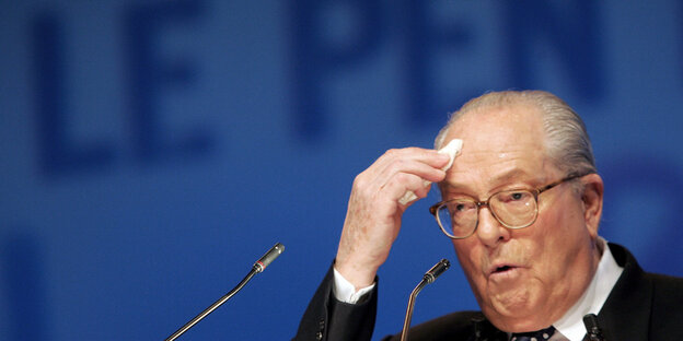 Jean-Marie Le Pen wischt sich Schweiß von der Stirn Jean-Marie Le Pen wischt sich Schweiß von der Stirn