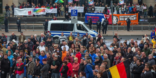 Thügida protestiert prompt gegen die Flüchtlinge, eine Gegendemonstration hält dagegen Thügida protestiert prompt gegen die Flüchtlinge, eine Gegendemonstration hält dagegen