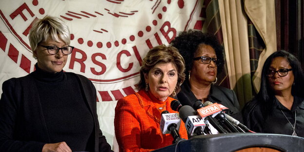 Anwältin Gloria Allred (2. v. l.) und ihre Mandantinnen bei einer Pressekonferenz in New York Anwältin Gloria Allred (2. v. l.) und ihre Mandantinnen bei einer Pressekonferenz in New York