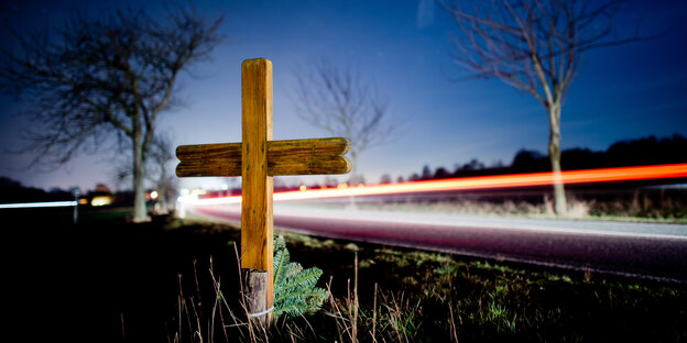 Am Straßenrad steht ein Kreuz. Am Straßenrad steht ein Kreuz.