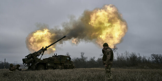 Ukrainische Soldaten feuern Raketen ab.