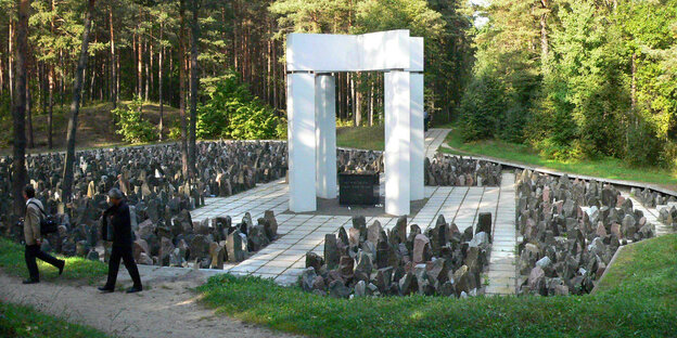 Viele Granitgrabsteine gruppieren sich um eine weiße Stele