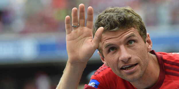 Thomas Müller, winkend Thomas Müller, winkend