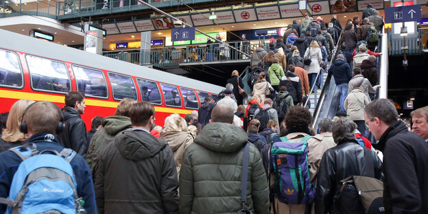 Menschenmassen am Bahngleis Menschenmassen am Bahngleis