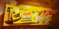 Eine Packung Schoko-Bananen auf einem Tisch