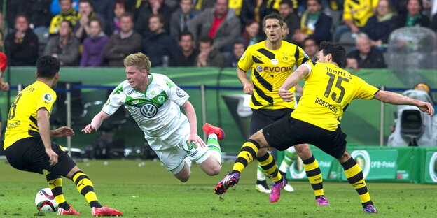 De Bruyn (fliegt in der Mitte) beim DFB-Pokalfinale gegen Borussia Dortmund De Bruyn (fliegt in der Mitte) beim DFB-Pokalfinale gegen Borussia Dortmund