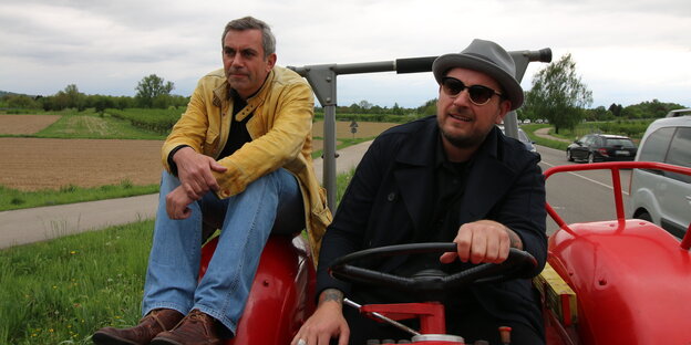 Waldimir Kaminer und Stefan Strumbel auf einem Traktor Waldimir Kaminer und Stefan Strumbel auf einem Traktor