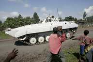 Ein Panzer einer UN-Mission wird mit Steinen beworfen