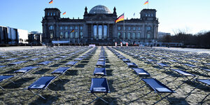 Feldbetten vor dem Reichstagsgebäude