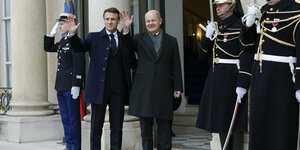 Frankreichs Präsident Macron und Bundeskanzler Olaf Scholz bei ihrem Treffen vor dem Elysee Palast