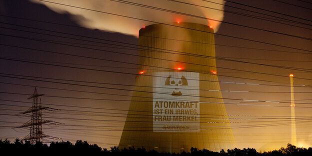 Ein qualmendes Atomkraftwerk mit Aufschrift von Greenpeace Ein qualmendes Atomkraftwerk mit Aufschrift von Greenpeace