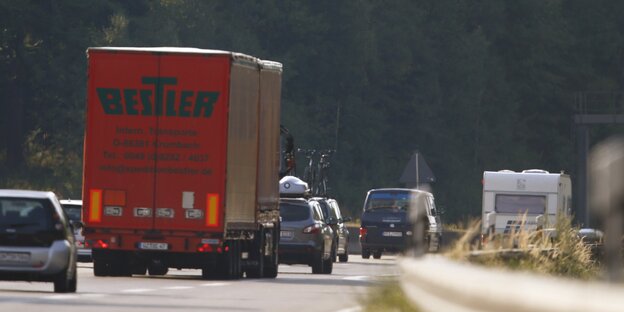 Autos und Lkw fahren auf der A81 nahe Sindelfingen. Autos und Lkw fahren auf der A81 nahe Sindelfingen.