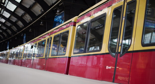 Ein S-Bahnzug steht im Bahnhof.