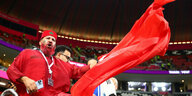 Aufschwung in Rot: Marokkanischer Fan bei der WM in Katar.