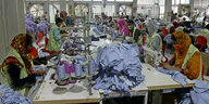 Eine Textilfabrik in Bangladesch mit ArbeiterInnen an der Nähmaschine