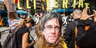 Eine Demonstrantin mit der Maske von Carles Puigdemont