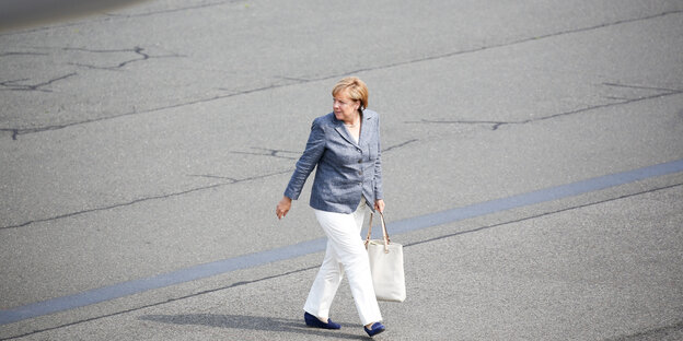 Angela Merkel auf dem Rollfeld des Flughafens Tegel. Angela Merkel auf dem Rollfeld des Flughafens Tegel.