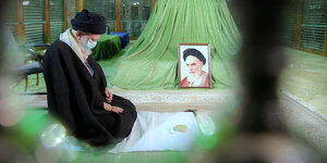 Ali Chamenei kniend