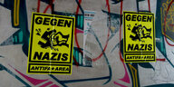 zwei antifaschistische Plakate
