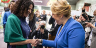 Das Foto zeigt, wie sich Franziska Giffey (SPD) und Bettina Jarasch (Grüne) die Hand geben.