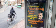 Ein Radfahrer fährt an einer Bushaltestelle vorbei an der ein gefälschtes Grünen-Plakat mit Robert Habeck zu sehen ist, auf dem steht: "Ich glaube nicht, dass Volker Wissing der einzige Minister sein möchte, der es nicht geschafft hat, die Klimaschutzlück