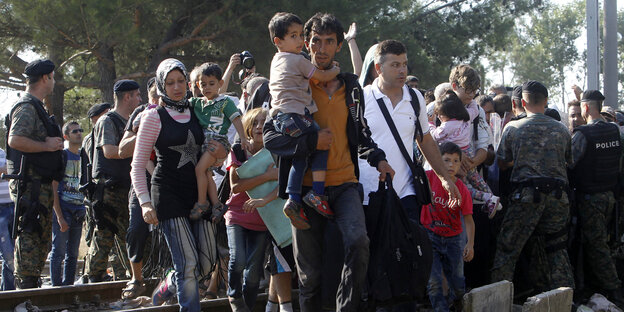 Flüchtlinge überqueren die Grenze von Griechenland zu Mazendonien. Flüchtlinge überqueren die Grenze von Griechenland zu Mazendonien.