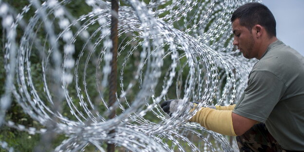 Stacheldrahtrollen als Zaun in Ungarn Stacheldrahtrollen als Zaun in Ungarn