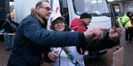Heinz-Christian Strache macht in Dresden am Jahrestags des Krieges ein Selfie mit einer Anhängerin
