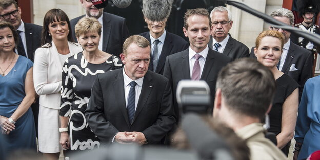 Premier Rasmussen vor Reportern. Premier Rasmussen vor Reportern.