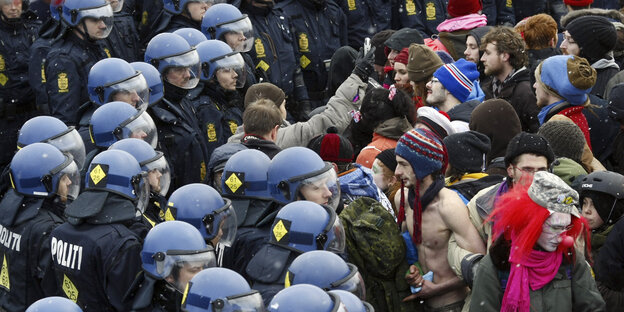 Polizei und DemonstrantInnen bei einer Demonstration Polizei und DemonstrantInnen bei einer Demonstration