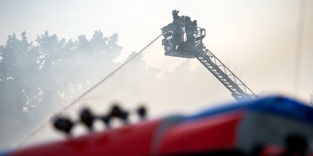 Die Feuerwehr beim Löschen Die Feuerwehr beim Löschen