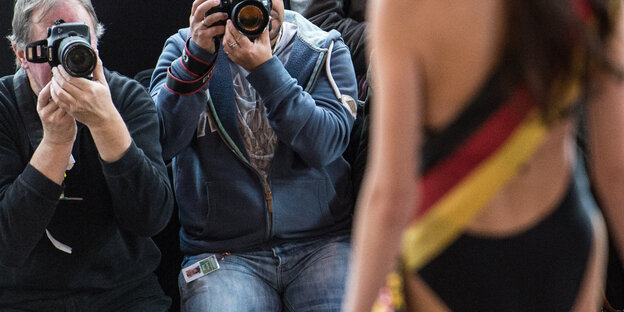 Fotografen fotografieren eine Frau mit einer Deutschlandfahnen-Scherpe Fotografen fotografieren eine Frau mit einer Deutschlandfahnen-Scherpe