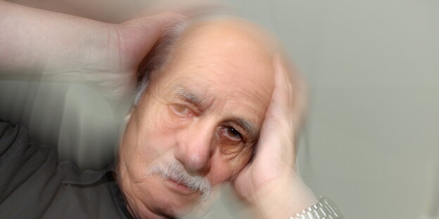 Ein Mann hält die Hände an den Kopf Ein Mann hält die Hände an den Kopf