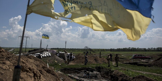 Zerschlissene ukrainische Nationalflagge