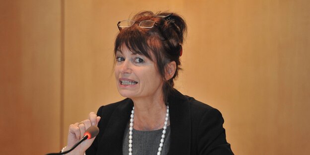 Professorin Anne Glover auf einer Pressekonferenz in Berlin. Professorin Anne Glover auf einer Pressekonferenz in Berlin.