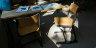 Stühle in einem leeren Klassenzimmer