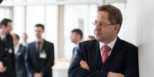 Hans-Georg Maaßen lehnt gegen eine Säule Hans-Georg Maaßen lehnt gegen eine Säule