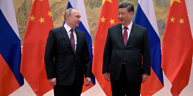Die Präsidenten Putin und Xi posieren vor den Flaggen ihrer Länder bei einem Treffen in Peking im Februar 2022