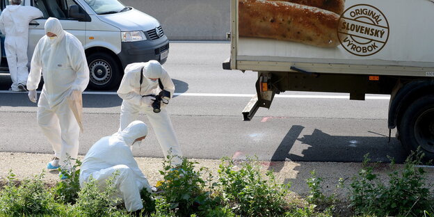 Forensiker untersuchen den Tatort