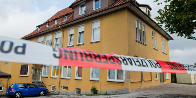 Absperrband vor dem Haus in Salzhemmendorf