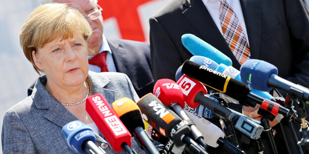 Angela Merkel steht in Heidenau vor Mikrofonen Angela Merkel steht in Heidenau vor Mikrofonen
