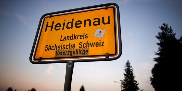 Ein Ortsschild mit der Aufschrift Heidenau – Landkreis Sächsische Schweiz. Ein Ortsschild mit der Aufschrift Heidenau – Landkreis Sächsische Schweiz.
