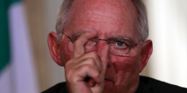 Herr Schäuble formt mit den Fingern eine Null Herr Schäuble formt mit den Fingern eine Null