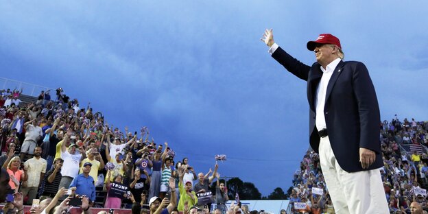 Donald Trump winkt einer Menge zu Donald Trump winkt einer Menge zu