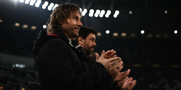 Funktionäre von Juventus stehen am Spielfeldrand und klatschen