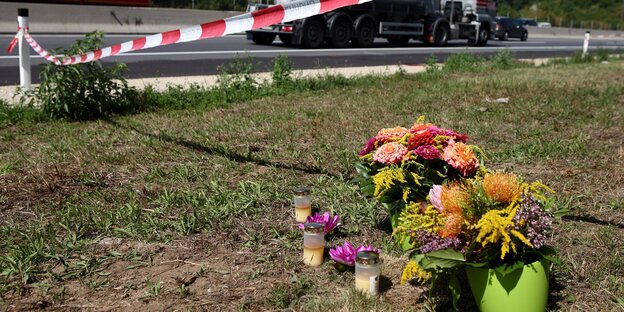 Blumen und Süßigkeiten an der Fundstelle