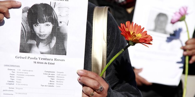 Menschen halten ein Plakat mit dem Foto von Marisela Escobedo Menschen halten ein Plakat mit dem Foto von Marisela Escobedo