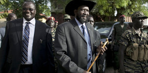 Riek Machar und Salva Kiir guter Laune, Kiir wie immer mit Hut.