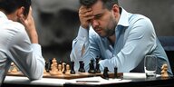 Ian Nepomniachtchi schaut aufs Schachbrett