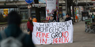 3 Menschen mit einem Transparent "Nein zur Groko in Berlin"